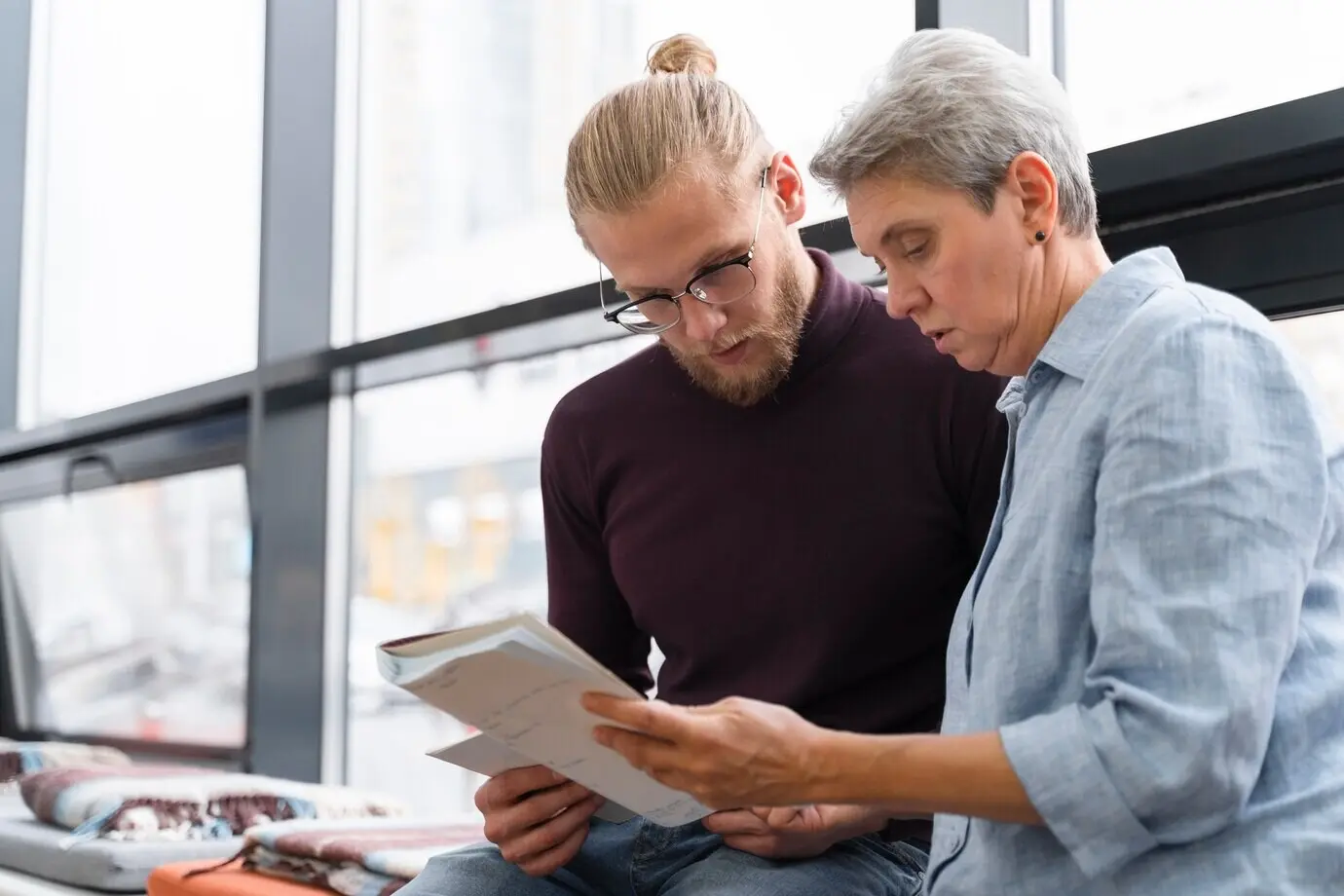 Plano medio de personas con un cuaderno.